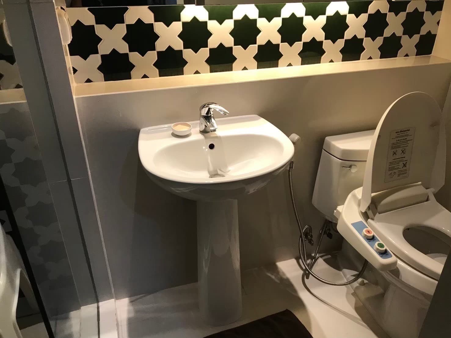 2 – 323_bathroom.jpg