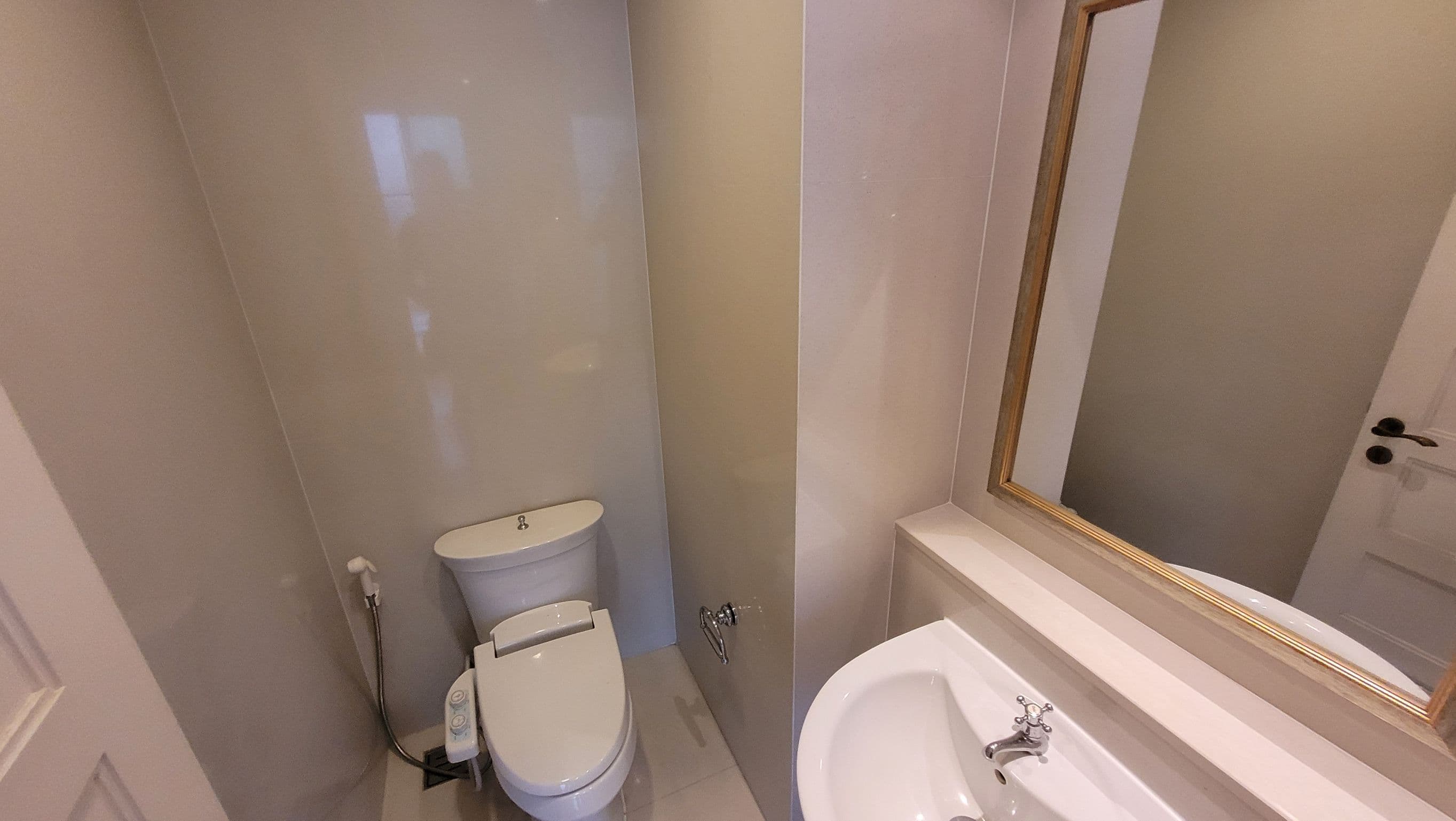 7 – 335_bathroom.jpg